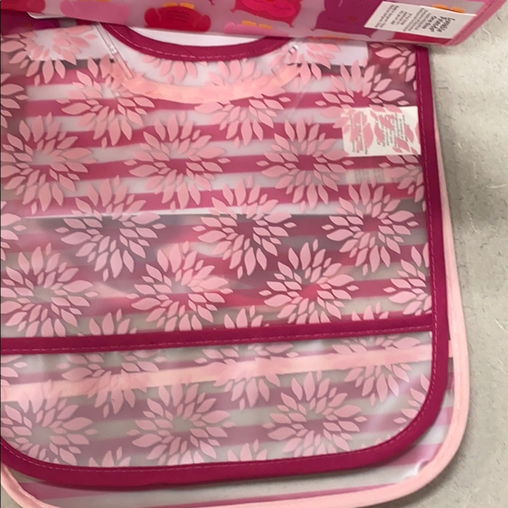 Easy Clean Bibs - Picture 4 of 6